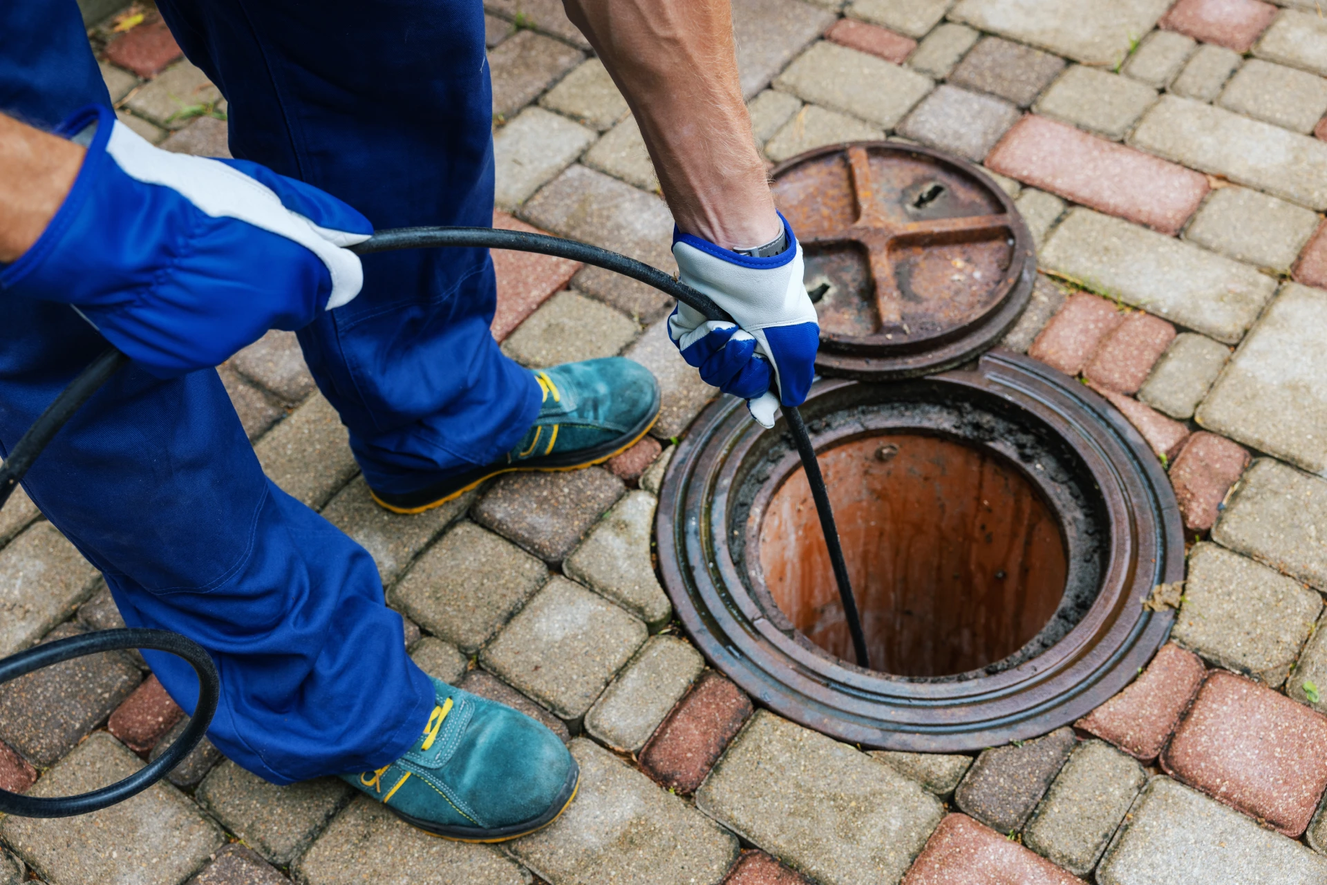 Sewer cleaning service worker clean a clogged drainage with hydro jetting — Photo